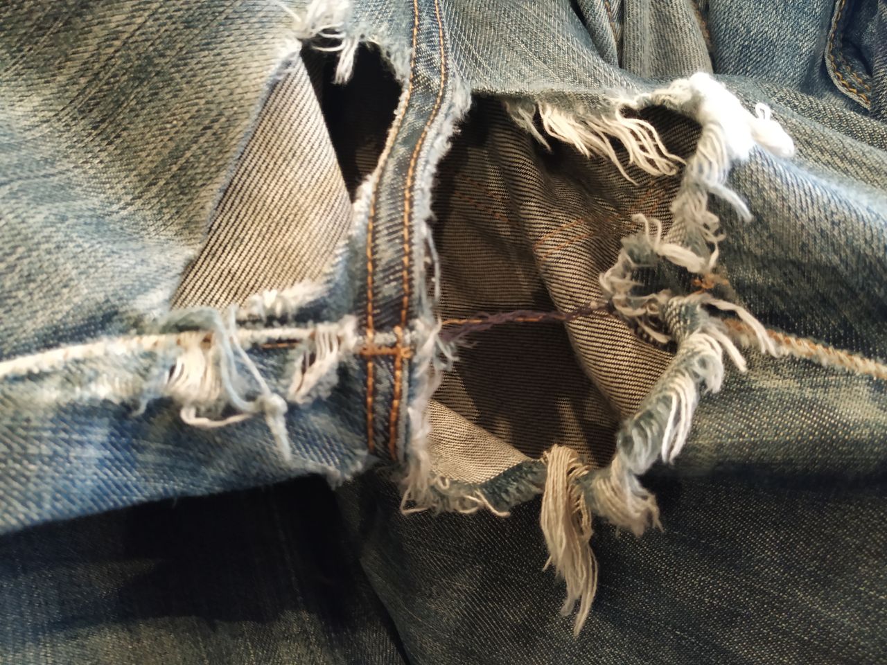Cours de couture : remplacer le bouton d'un jean 